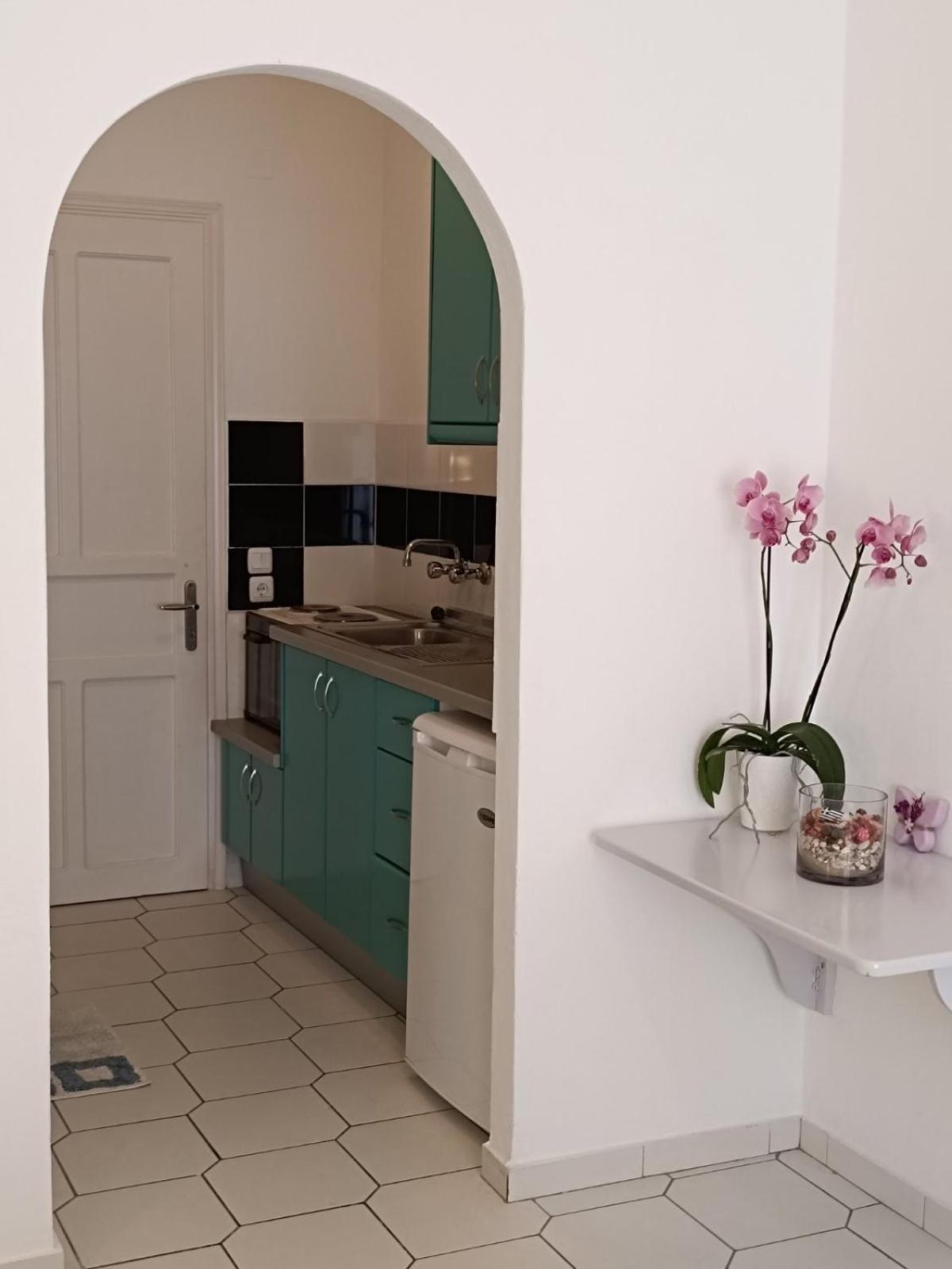 Philippos Apartments Ахарави Екстериор снимка